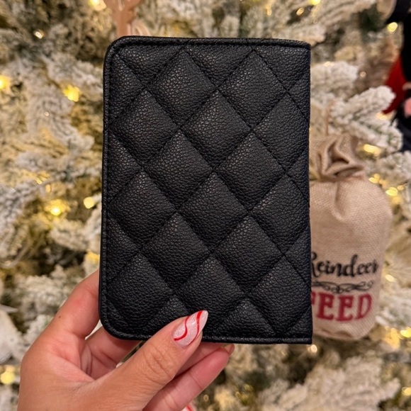 CC Beauté GWP Passport Holder CC in silver - Picture 3 of 7